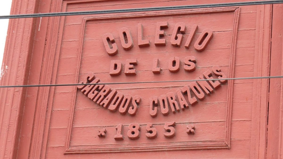 La adornada escalera del colegio Sagrados Corazones en La Serena